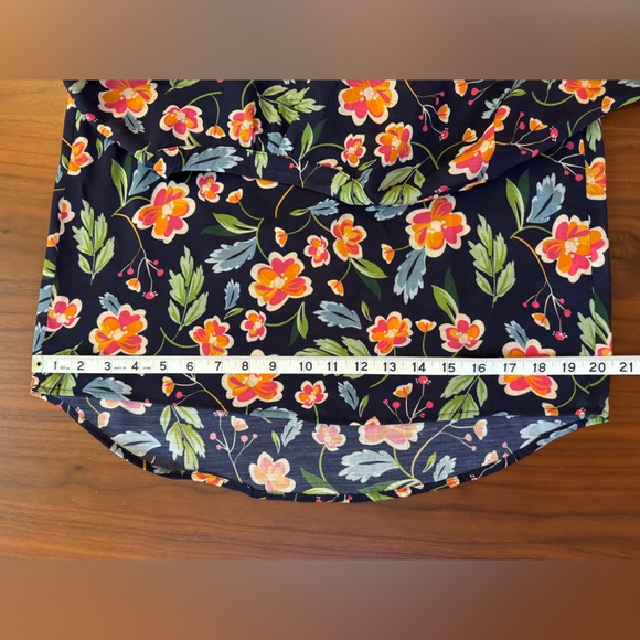 NWOT Gorgeous Floral Blouse - Picture 5 of 13